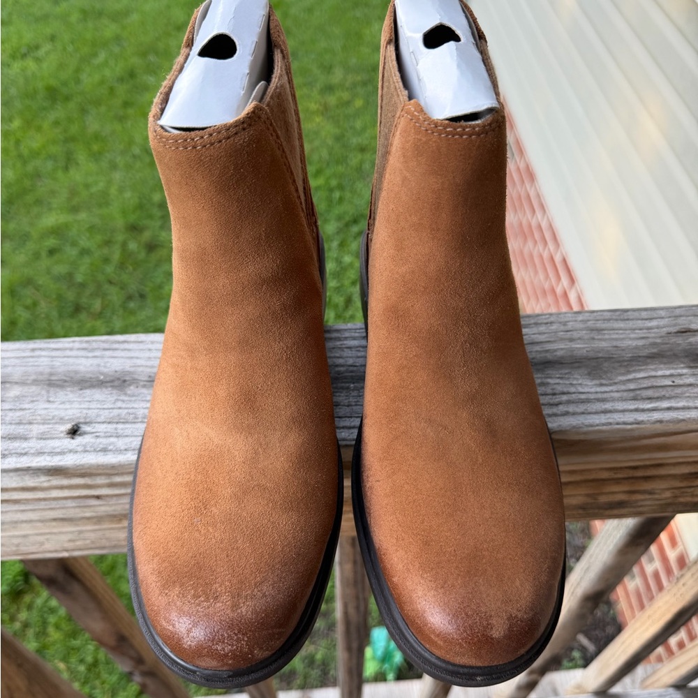 NEW Women's Ugg slip on boots size 8